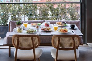 Free daily buffet breakfast