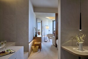 Deluxe Suite Sea View | 1 Schlafzimmer, Zimmersafe, Schreibtisch, schallisolierte Zimmer