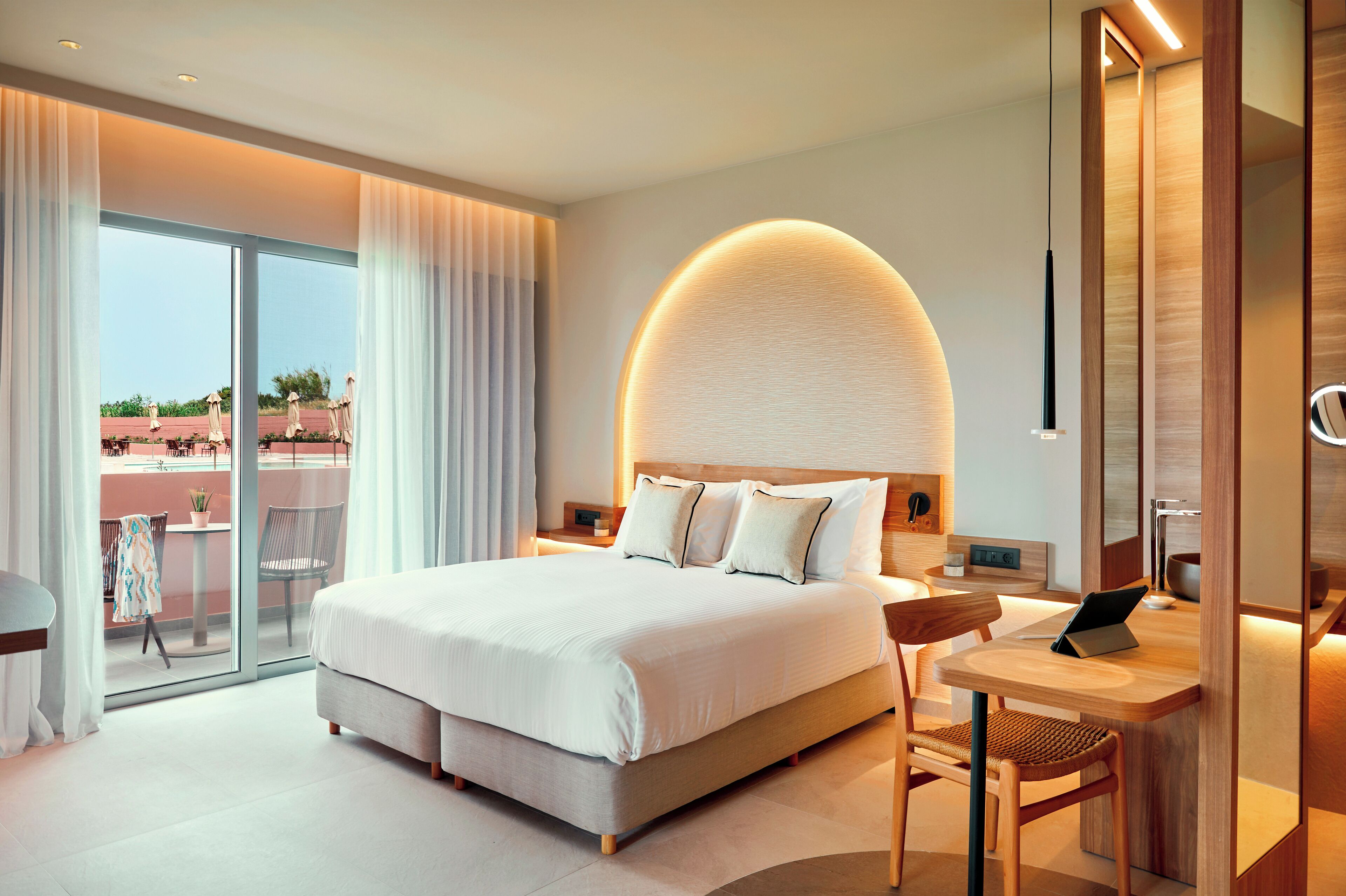 Deluxe Family Suite Side Sea View | Safe på rommet, skrivebord, lydisolert og strykejern/-brett