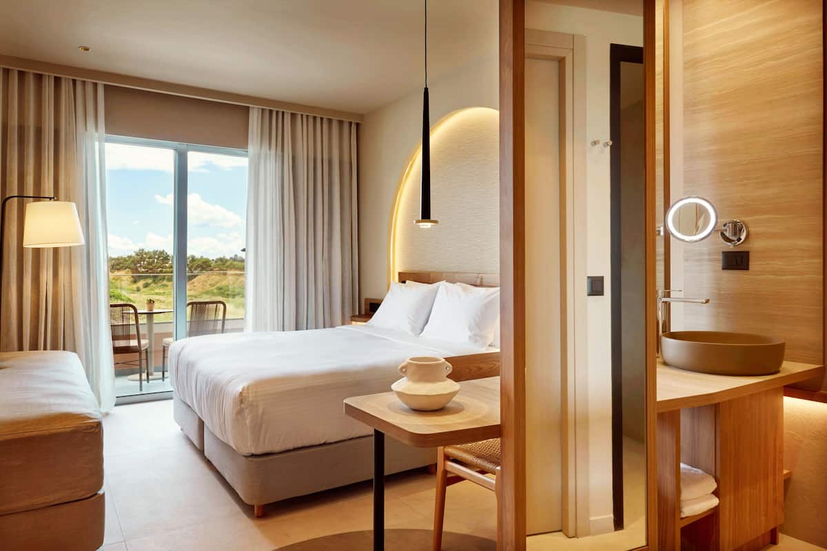 Dobbelt- eller tomannsrom – deluxe, delvis sjøutsikt | Safe på rommet, skrivebord, lydisolert og strykejern/-brett