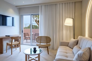 Deluxe Family Suite Side Sea View | Living area