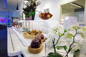 Un buffet proposant une variété de plats et un panneau indiquant les allergènes.