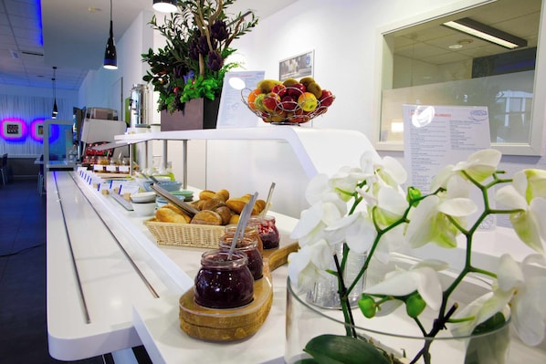 Petit déjeuner buffet (13.50 EUR par personne)