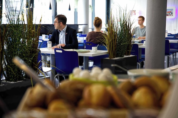 Desayuno buffet todos los días (EUR 13.50 por persona)