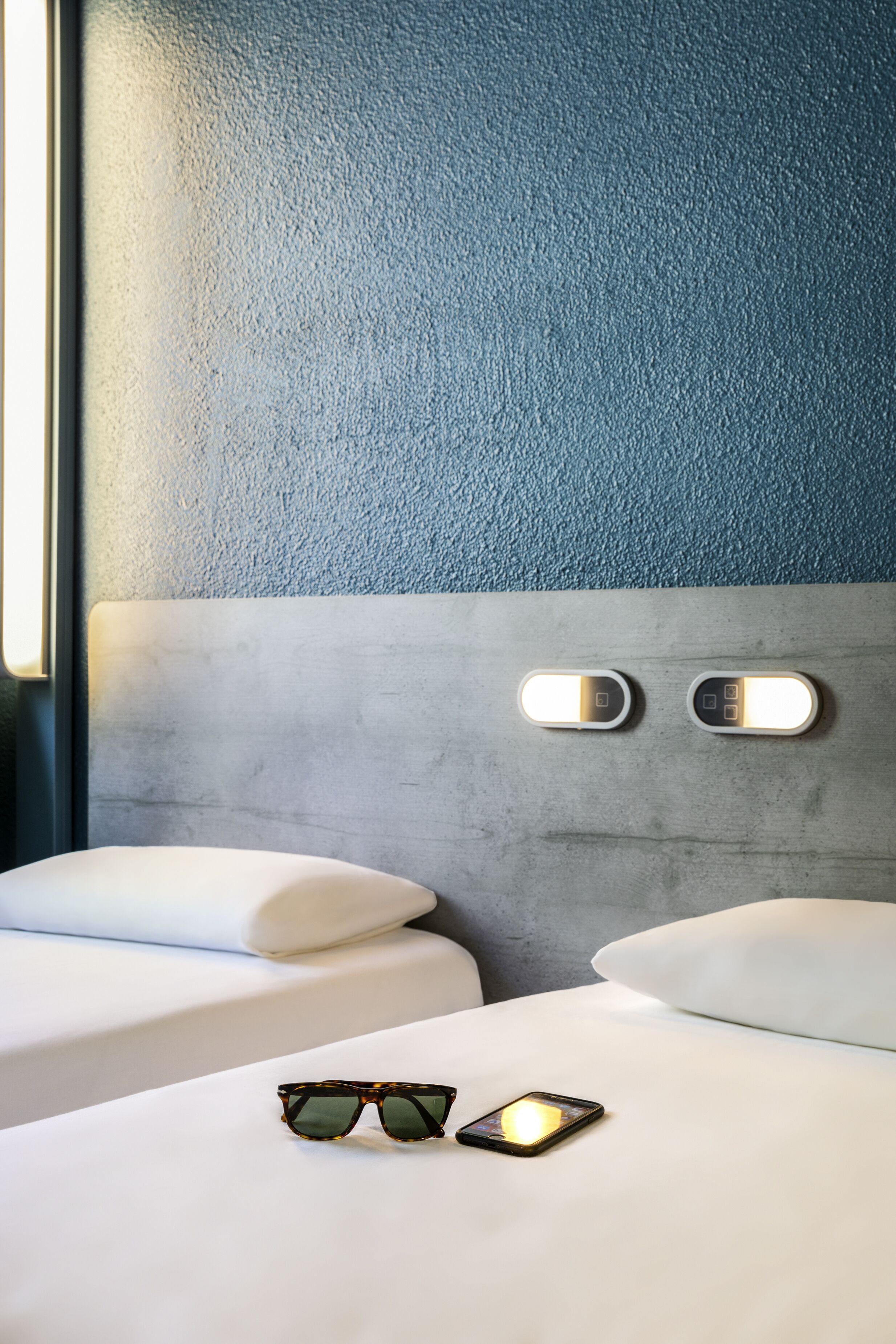 مكتب وستائر تعتيم وتجهيزات عازلة للصوت ومكواة/لوح كي