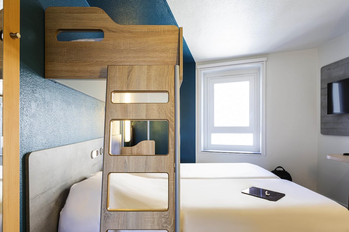 Rom, flere senger | Skrivebord, blendingsgardiner, lydisolert og strykejern/-brett