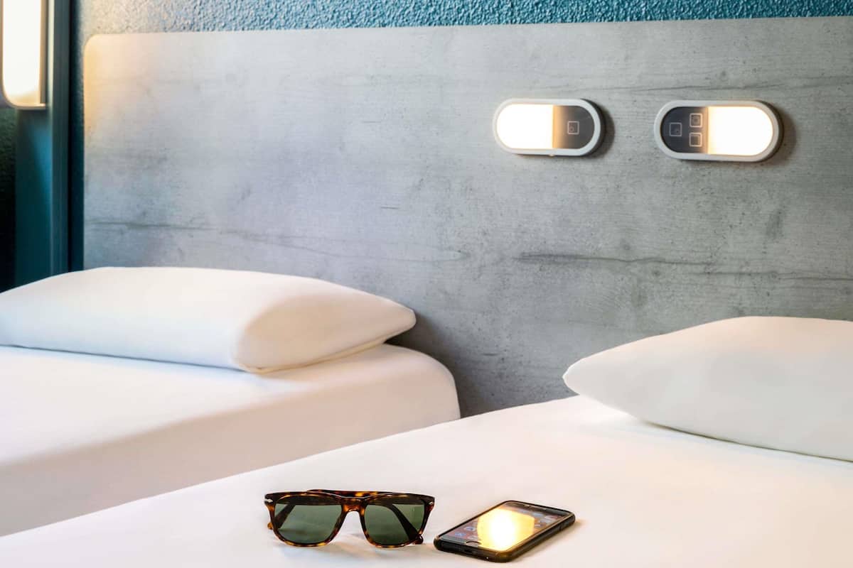 Tomannsrom, 2 enkeltsenger | Skrivebord, blendingsgardiner, lydisolert og strykejern/-brett