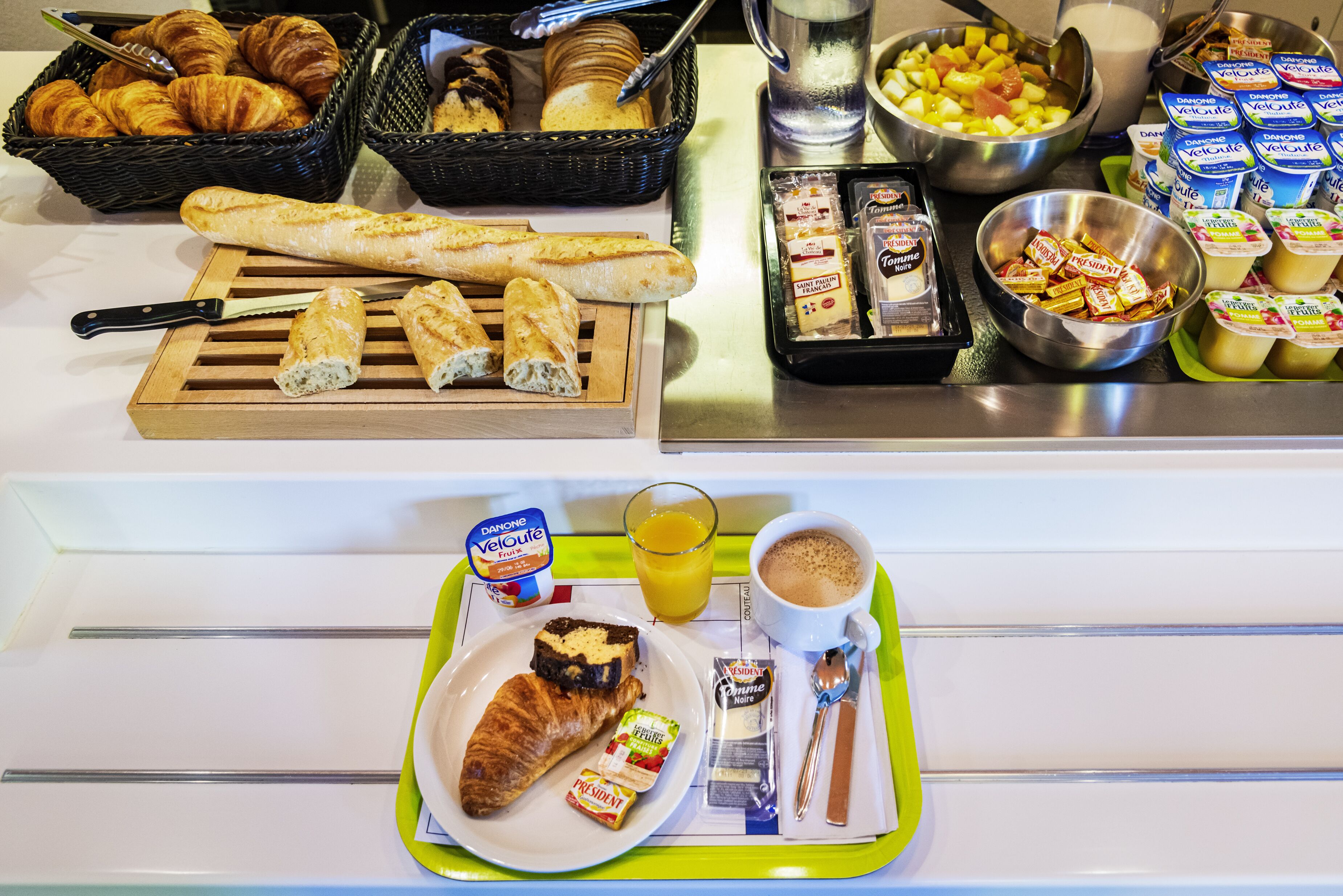 Buffet de petit esmorzar amb croissants, pa, formatge, iogurt i suc.