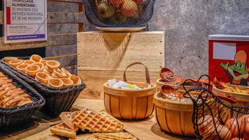 Petit déjeuner buffet (9.90 EUR par personne)