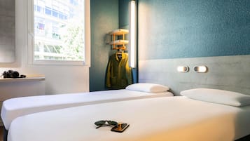 Twin kamer, 2 eenpersoonsbedden | Een bureau, verduisterende gordijnen, geluiddichte muren