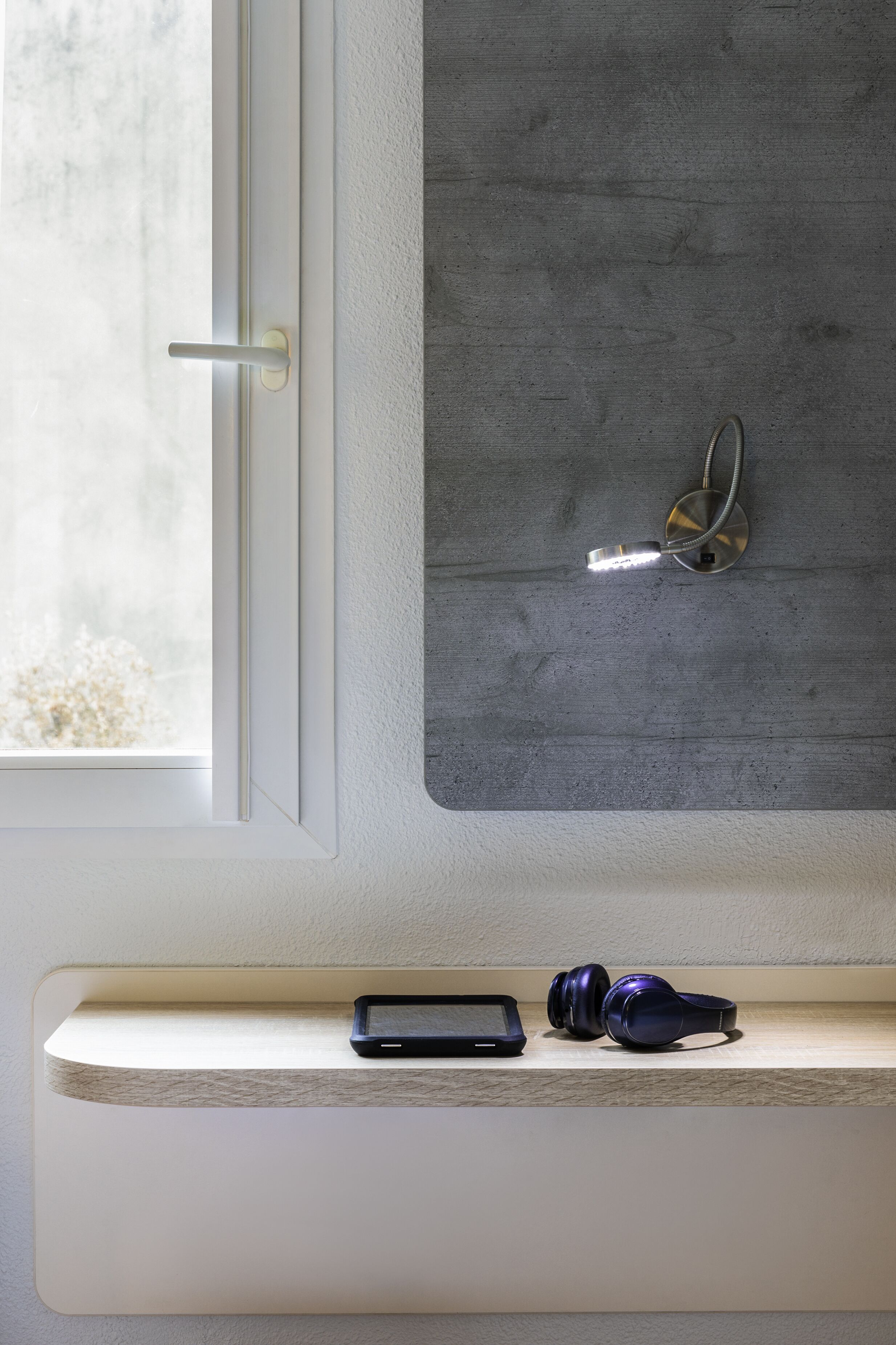 مكتب وستائر تعتيم وتجهيزات عازلة للصوت ومكواة/لوح كي