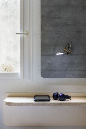 Habitación, varias camas | Escritorio, cortinas opacas, sistema de insonorización