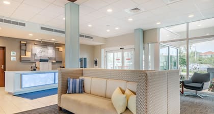 Holiday Inn Express & Suites St. Petersburg - Madeira Beach by IHG