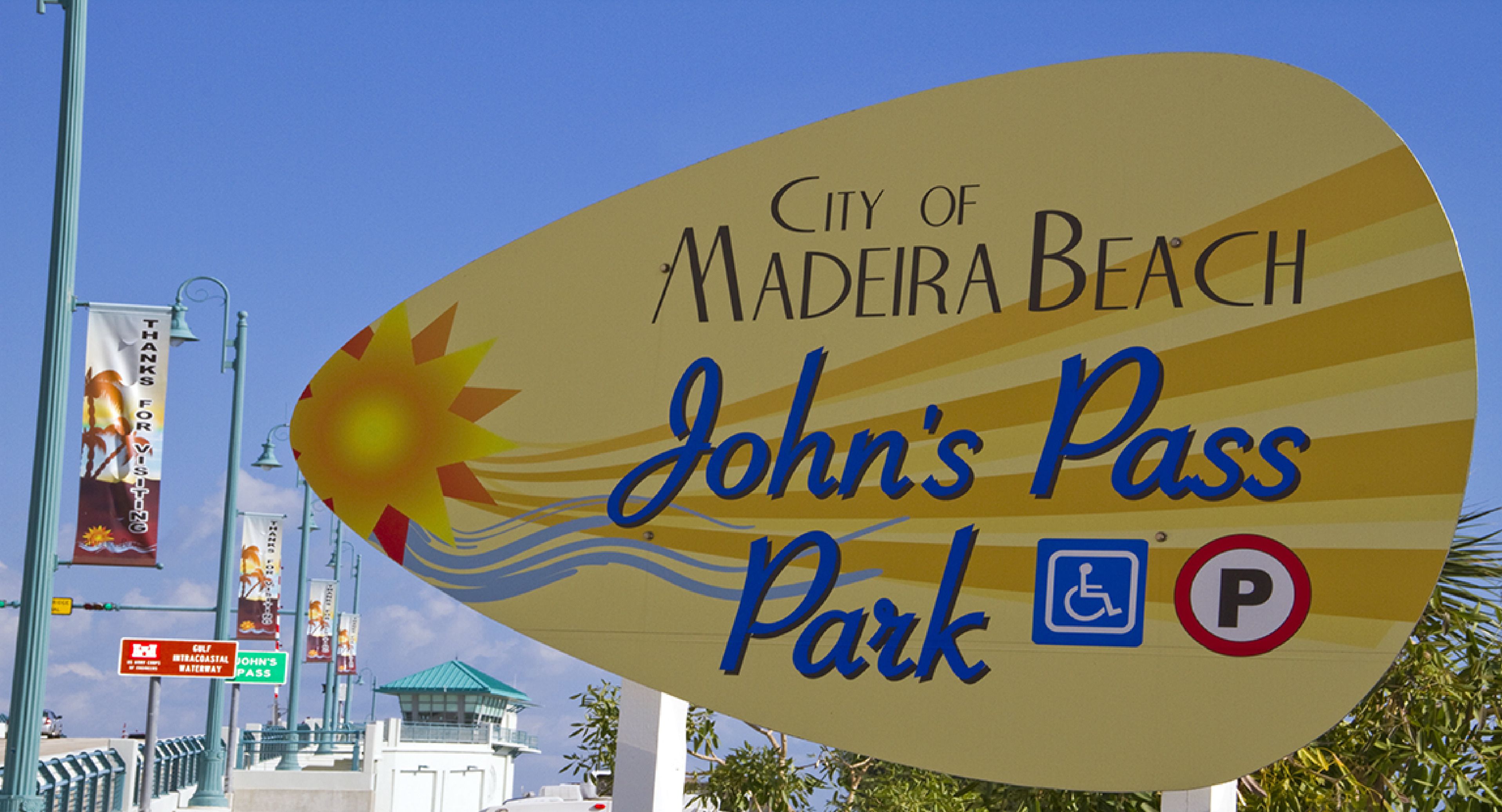Un panneau indiquant l’entrée du parc John’s Pass, situé dans la ville de Madeira Beach.