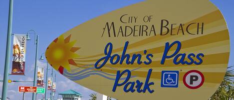 Schild für den John's Pass Park in Madeira Beach.