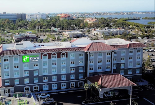 Holiday Inn Express & Suites St. Petersburg - Madeira Beach by IHG