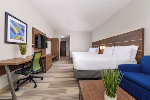 Holiday Inn Express & Suites St. Petersburg - Madeira Beach by IHG
