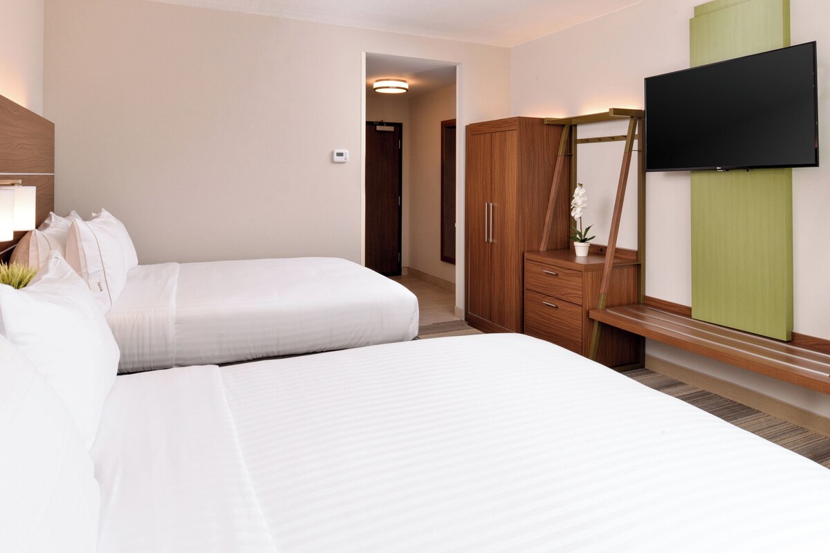Habitación estándar, 2 camas de matrimonio, accesible para personas con discapacidad (Hearing) | Ropa de cama de alta calidad y colchones con acolchado adicional