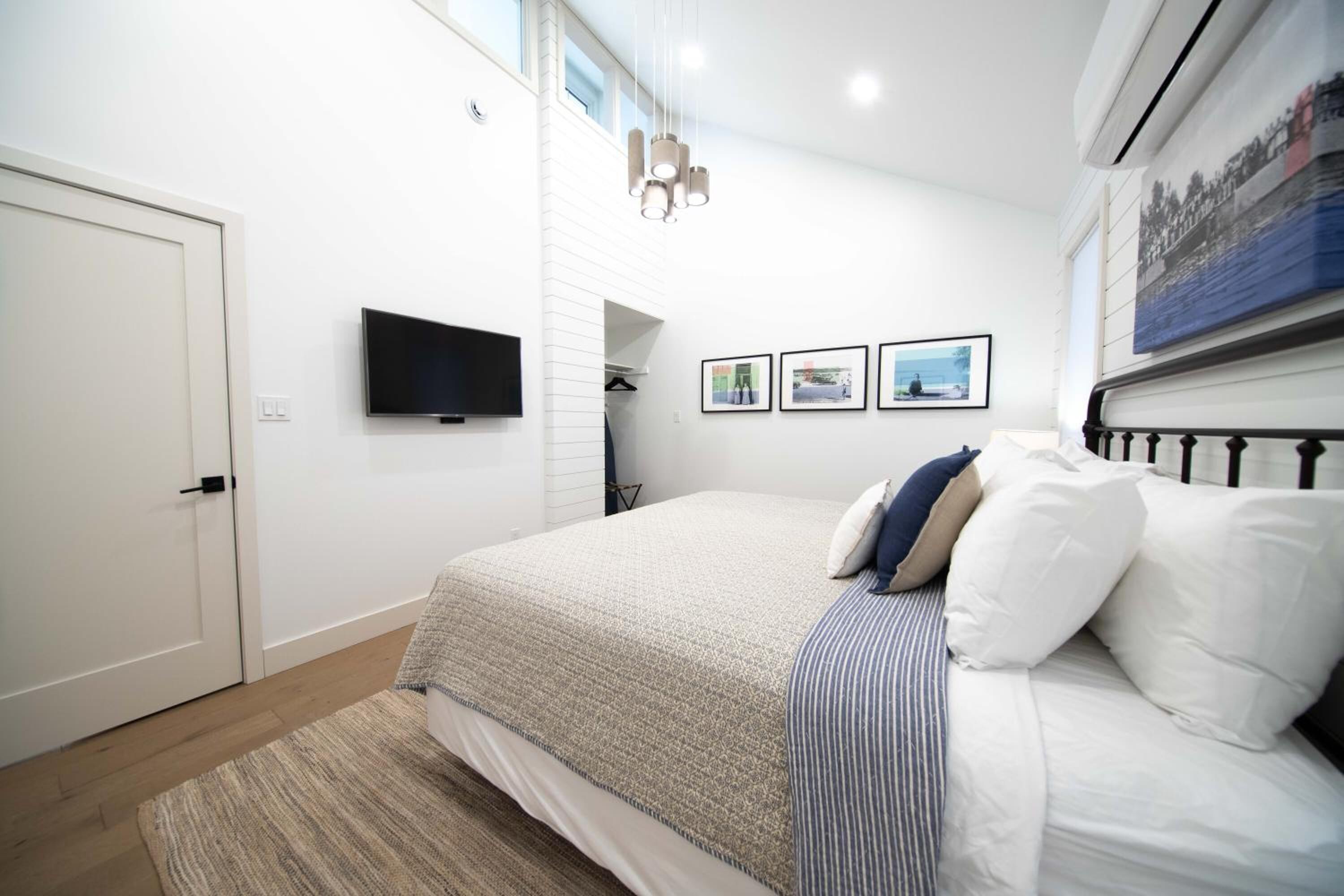 1 ห้องนอน, เครื่องนอนระดับพรีเมียม, โต๊ะทำงาน, ห้องเก็บเสียง