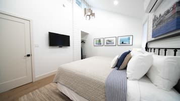 1 Schlafzimmer, hochwertige Bettwaren, Schreibtisch