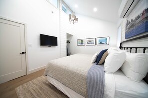 1 bedroom, premium bedding, desk, soundproofing - Newsroom Suites (Prince Edward)