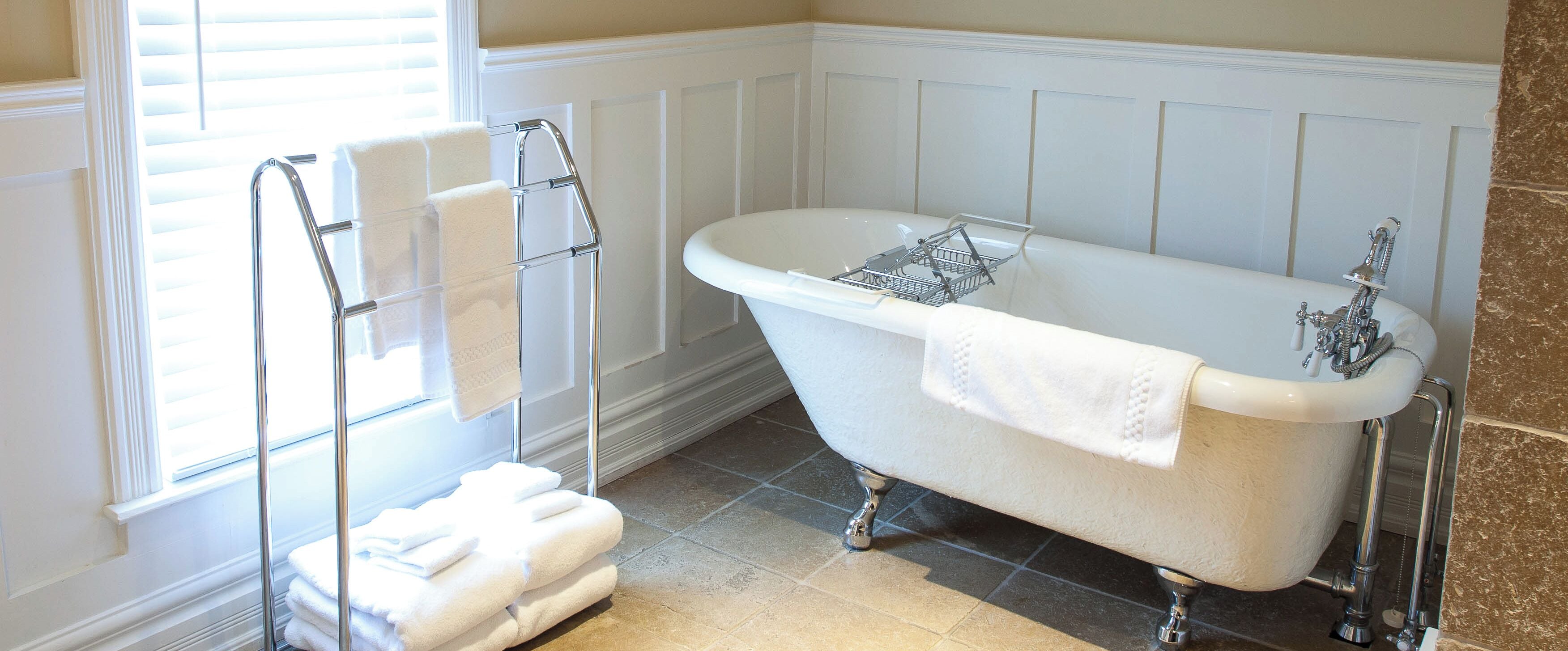 Deluxe Suite, 1 King Bed with Sofa bed | Bathroom | Shower, free toiletries, towels