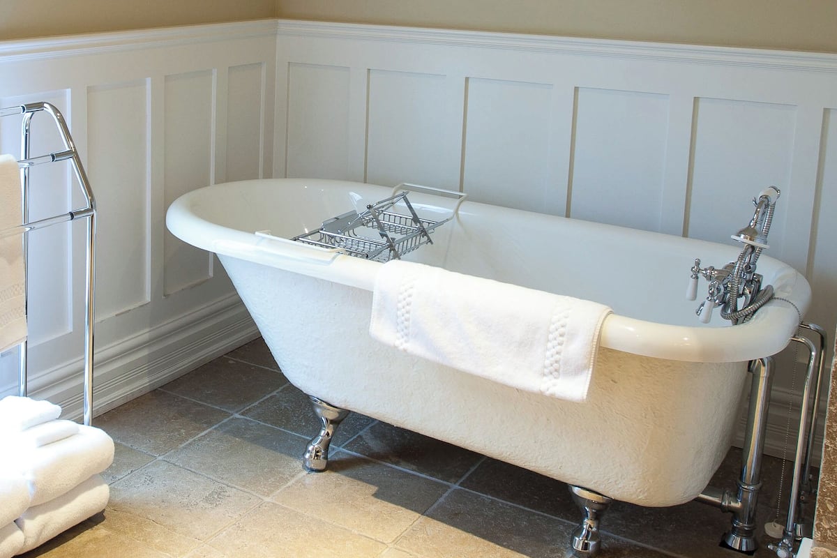 Suite Deluxe, 1 cama King size y sofá cama | Baño | Regadera, amenidades de baño gratuitas, toallas