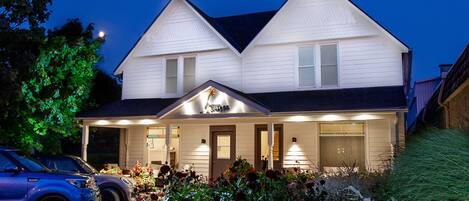 Vista frontal de la propiedad por la tarde o noche