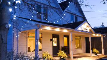 Fassade der Unterkunft – Abend/Nacht