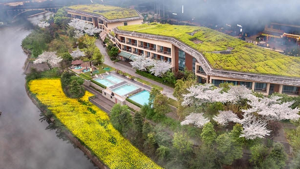A hotel with a rooftop garden, a swimming pool, and a river view. - Holiday Inn Express Emei Mountain by IHG (Leshan)