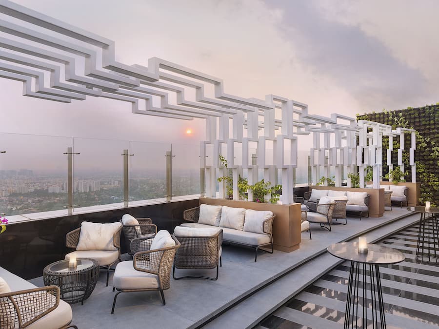 Serves lunch and dinner