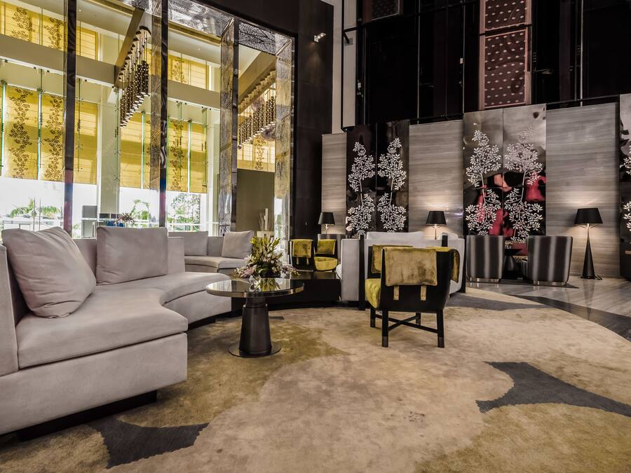 Un interior moderno con un sofá, una mesa de centro y paneles decorativos en la pared.