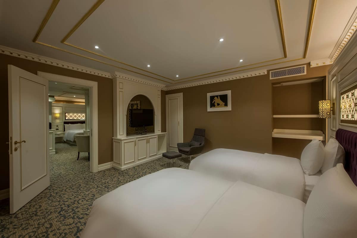 Family Suite, 1 King Bed, Non Smoking | Living area