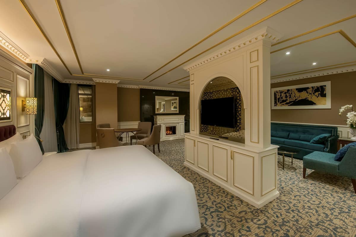 Junior Suite, 1 King Bed, Non Smoking | Living area