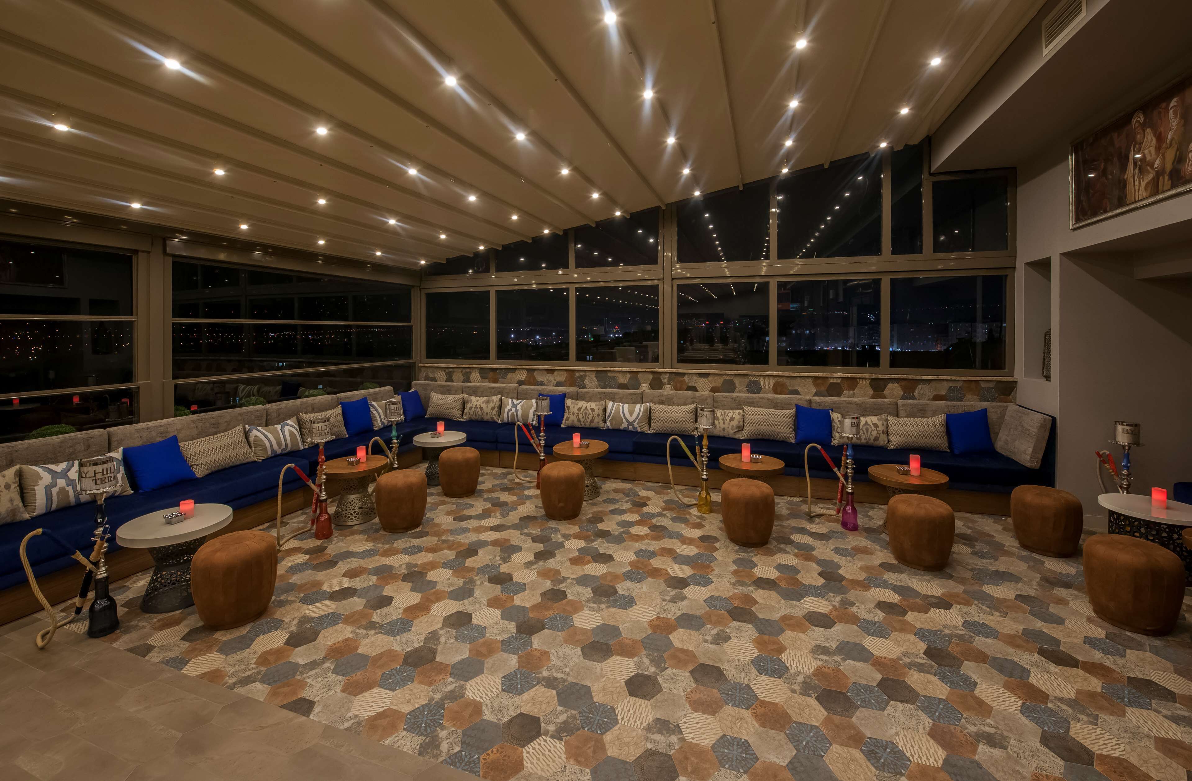 3 bars/lounges