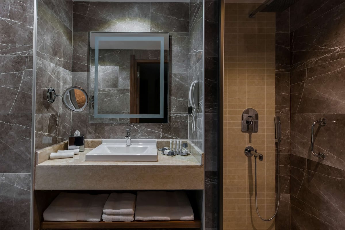 room, 1 king bed, non smoking | bathroom shower