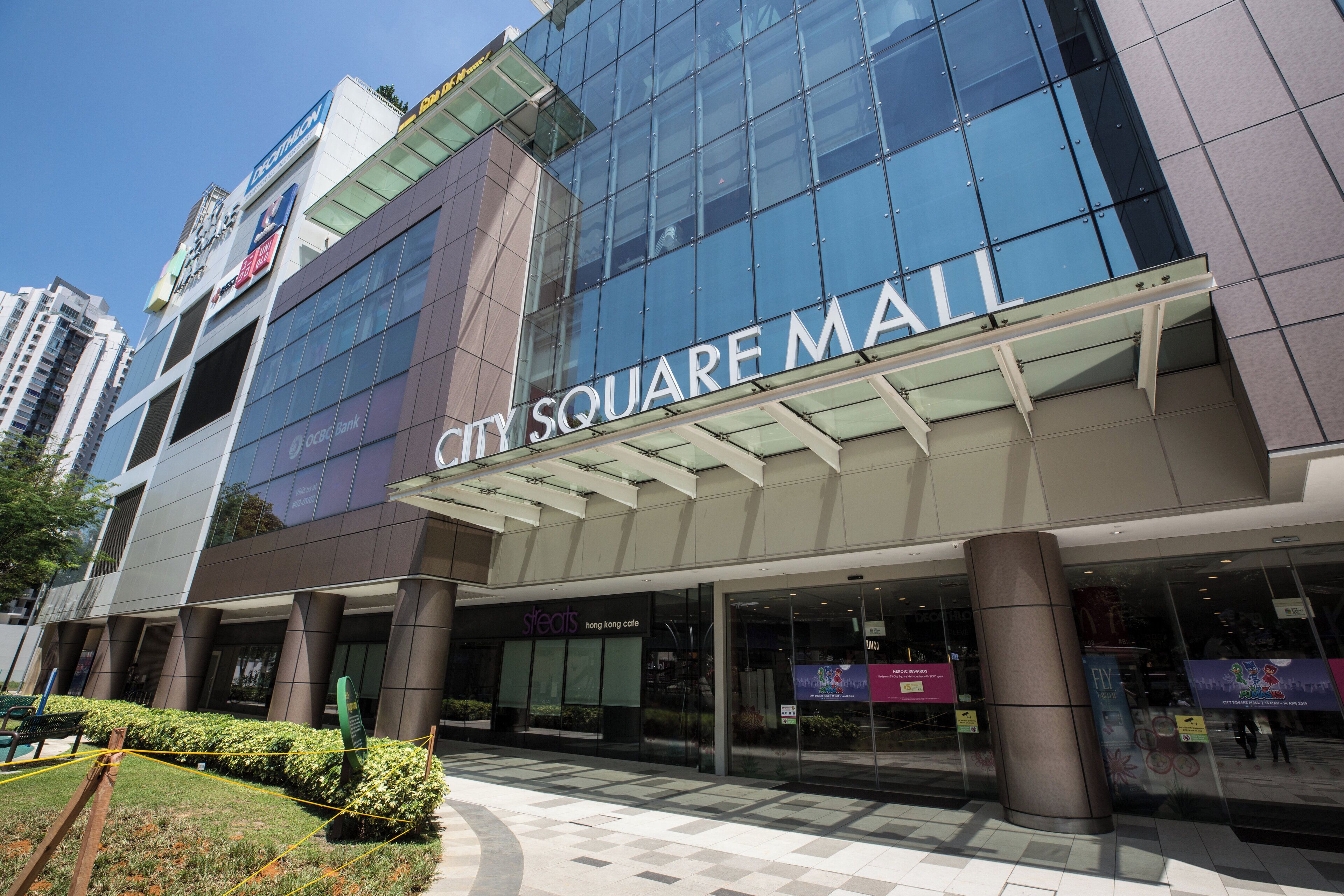 Ein modernes Gebäude mit Glasfassade und Beschilderung für das City Square Mall.