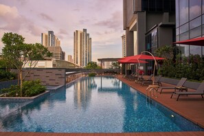 Outdoor pool, open 6:00 AM to 10:00 PM, pool umbrellas, pool loungers - Holiday Inn Singapore Little India by IHG (Singapore)