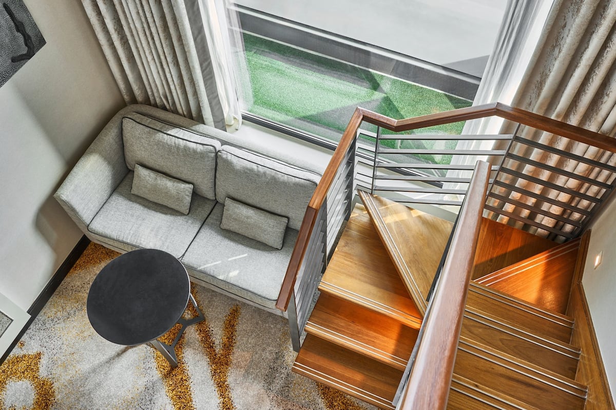 Standardloftsværelse - 1 queensize-seng (Top Floor) | Minibar, pengeskab på værelset, mørklægningsgardiner, lydisolering