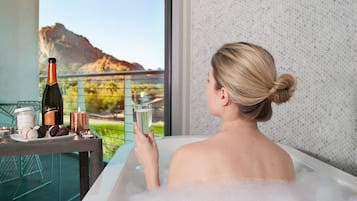 Premium-værelse - 1 kingsize-seng (Immerse) | Badeværelse | Designertoiletartikler, hårtørrer, badekåber, hjemmesko