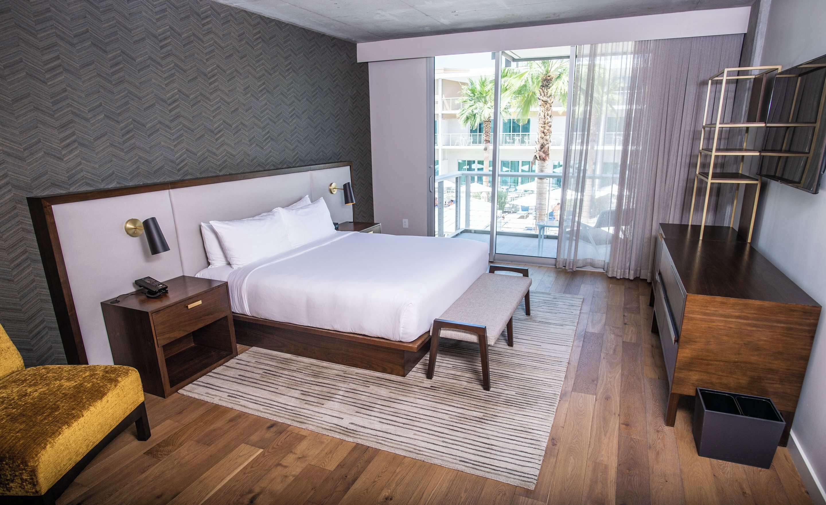 أغطية فراش متميزة وألحفة محشوة بالريش وأسرّة بطبقة علوية مريحة وميني بار