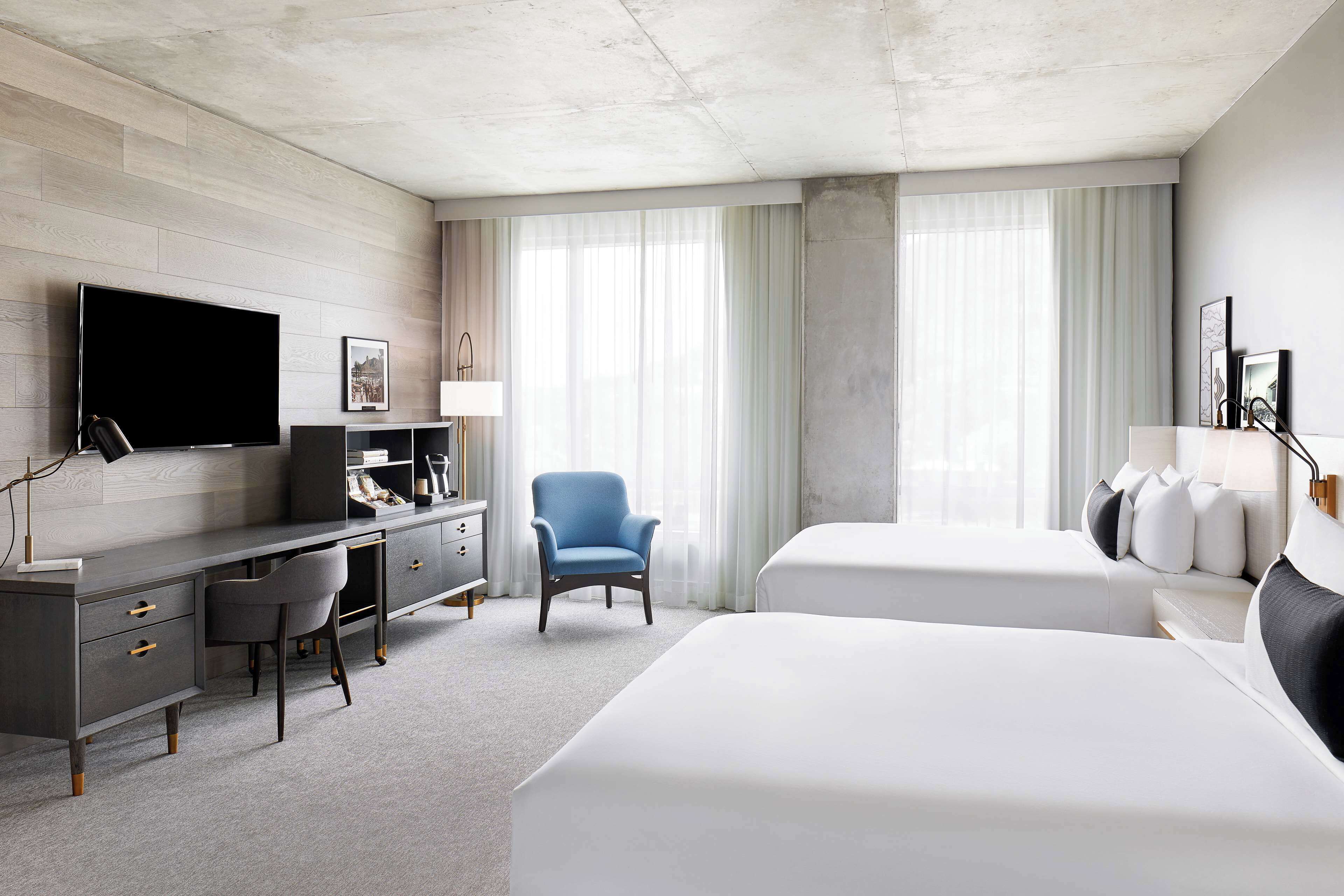 أغطية فراش متميزة وألحفة محشوة بالريش وأسرّة بطبقة علوية مريحة وميني بار