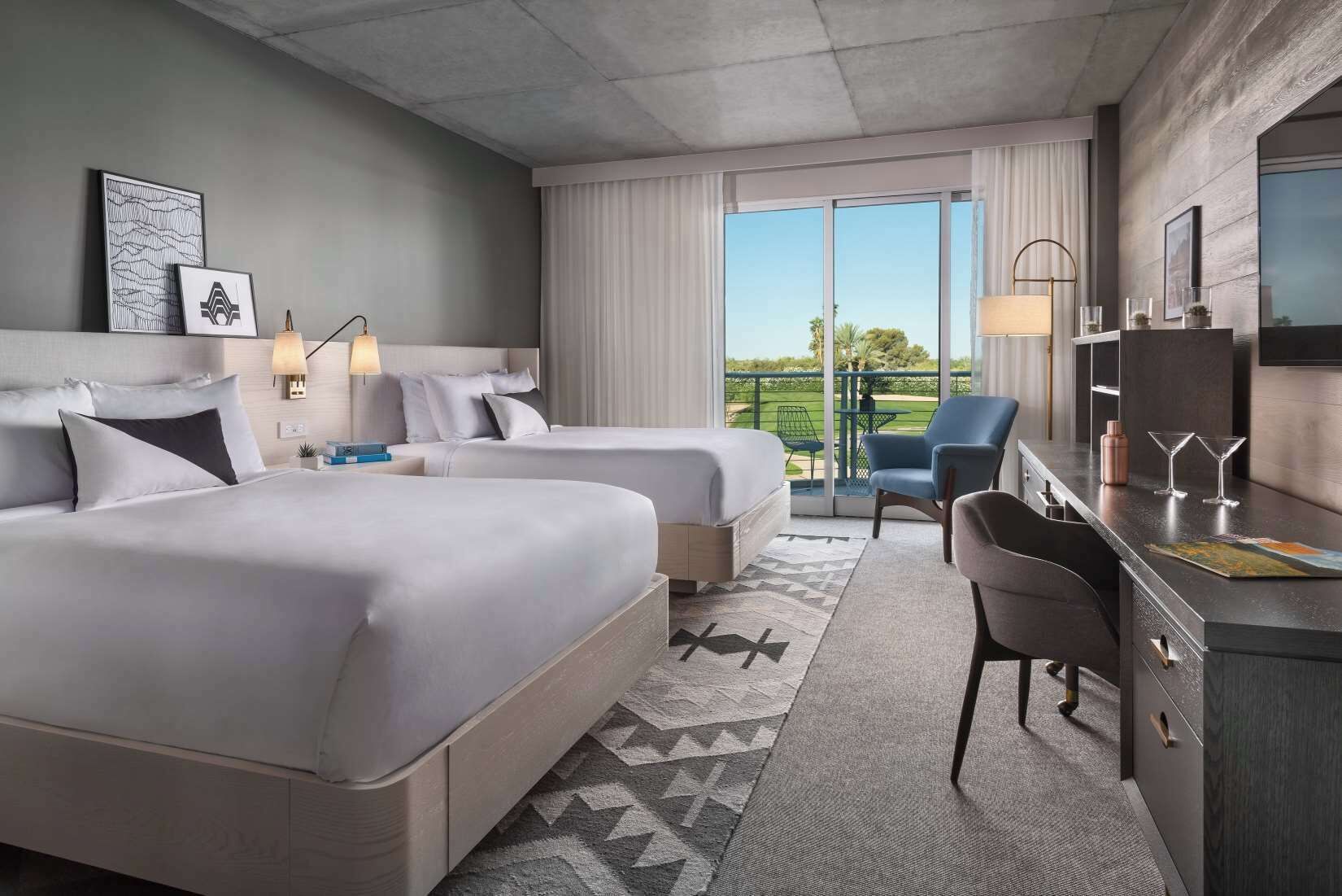 أغطية فراش متميزة وألحفة محشوة بالريش وأسرّة بطبقة علوية مريحة وميني بار