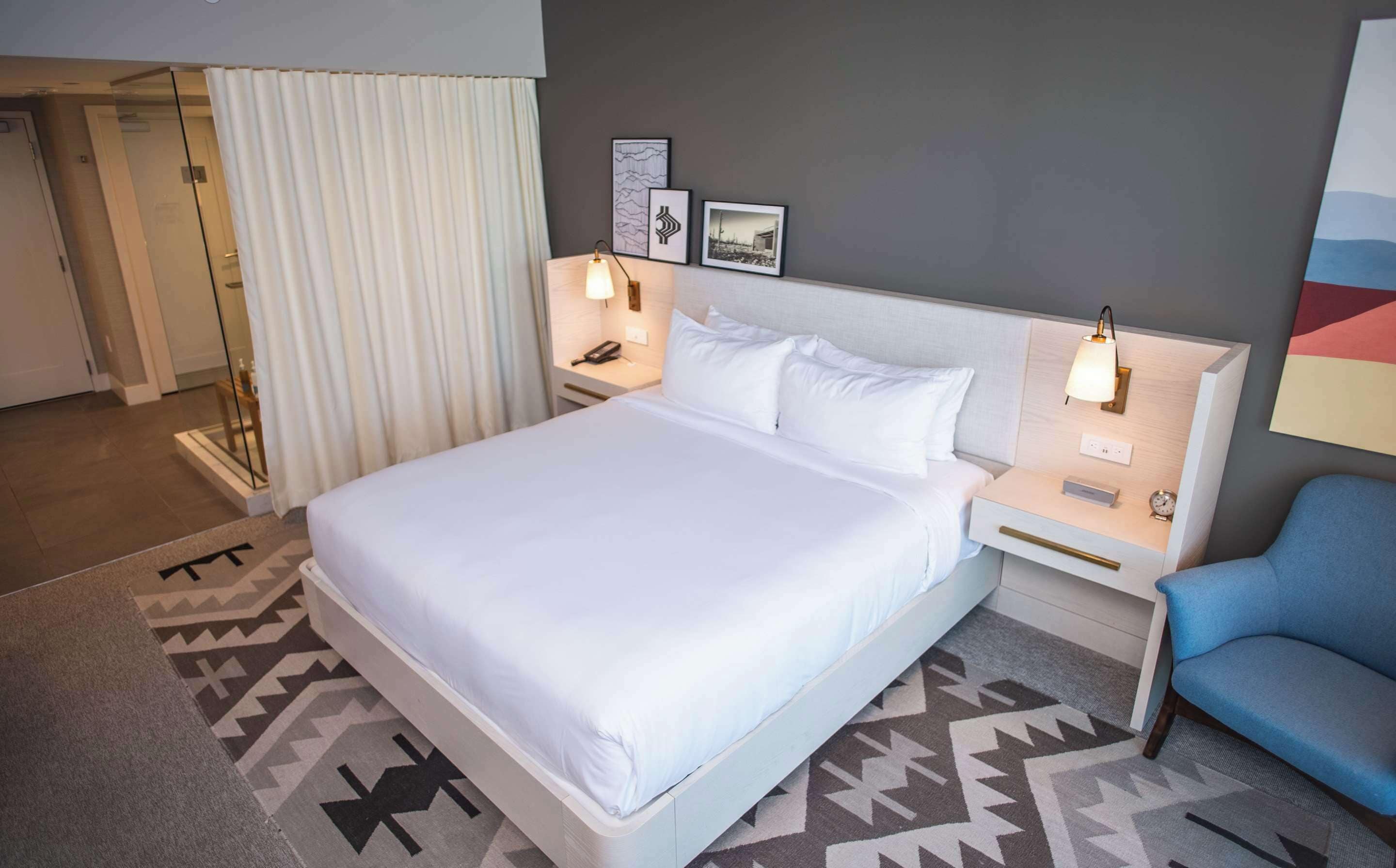 أغطية فراش متميزة وألحفة محشوة بالريش وأسرّة بطبقة علوية مريحة وميني بار