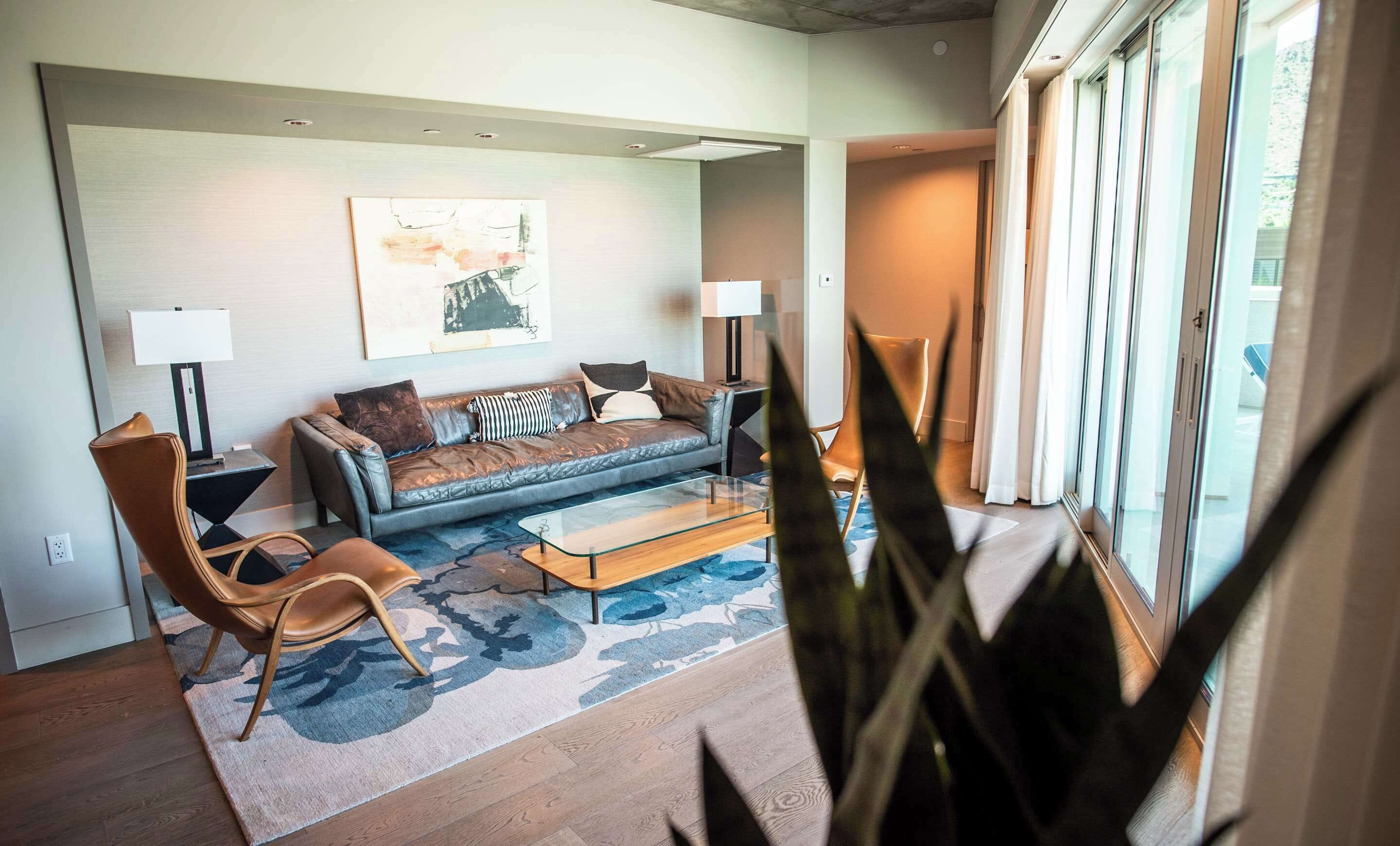 أغطية فراش متميزة وألحفة محشوة بالريش وأسرّة بطبقة علوية مريحة وميني بار