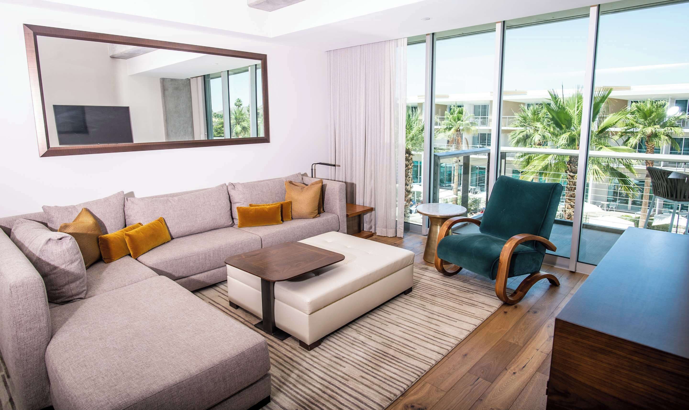 أغطية فراش متميزة وألحفة محشوة بالريش وأسرّة بطبقة علوية م ريحة وميني بار