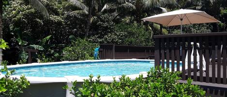 Ulkouima-allas, aurinkotuoleja