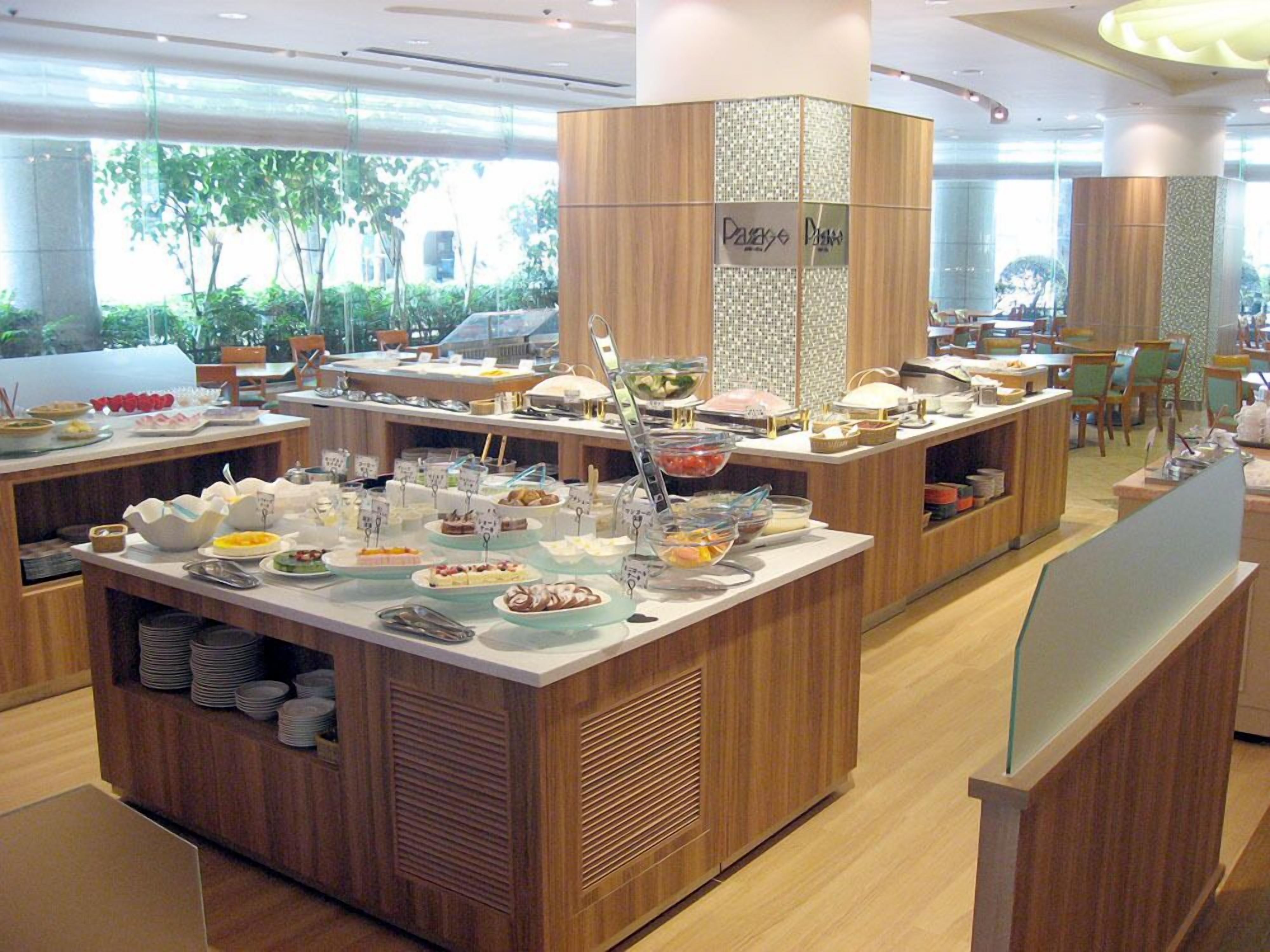 daily buffet breakfast (jpy 1632 per person)