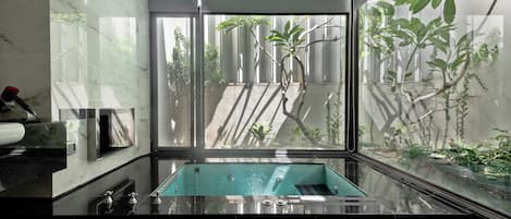 L Suite ( check in after 20:00) | Bathroom | Free toiletries, hair dryer, slippers, towels