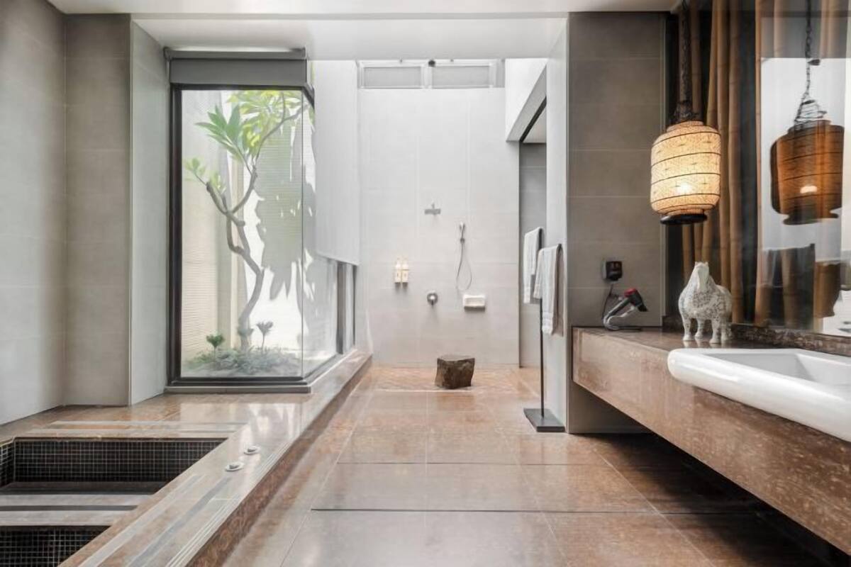 Bathroom | Free toiletries, hair dryer, slippers, towels